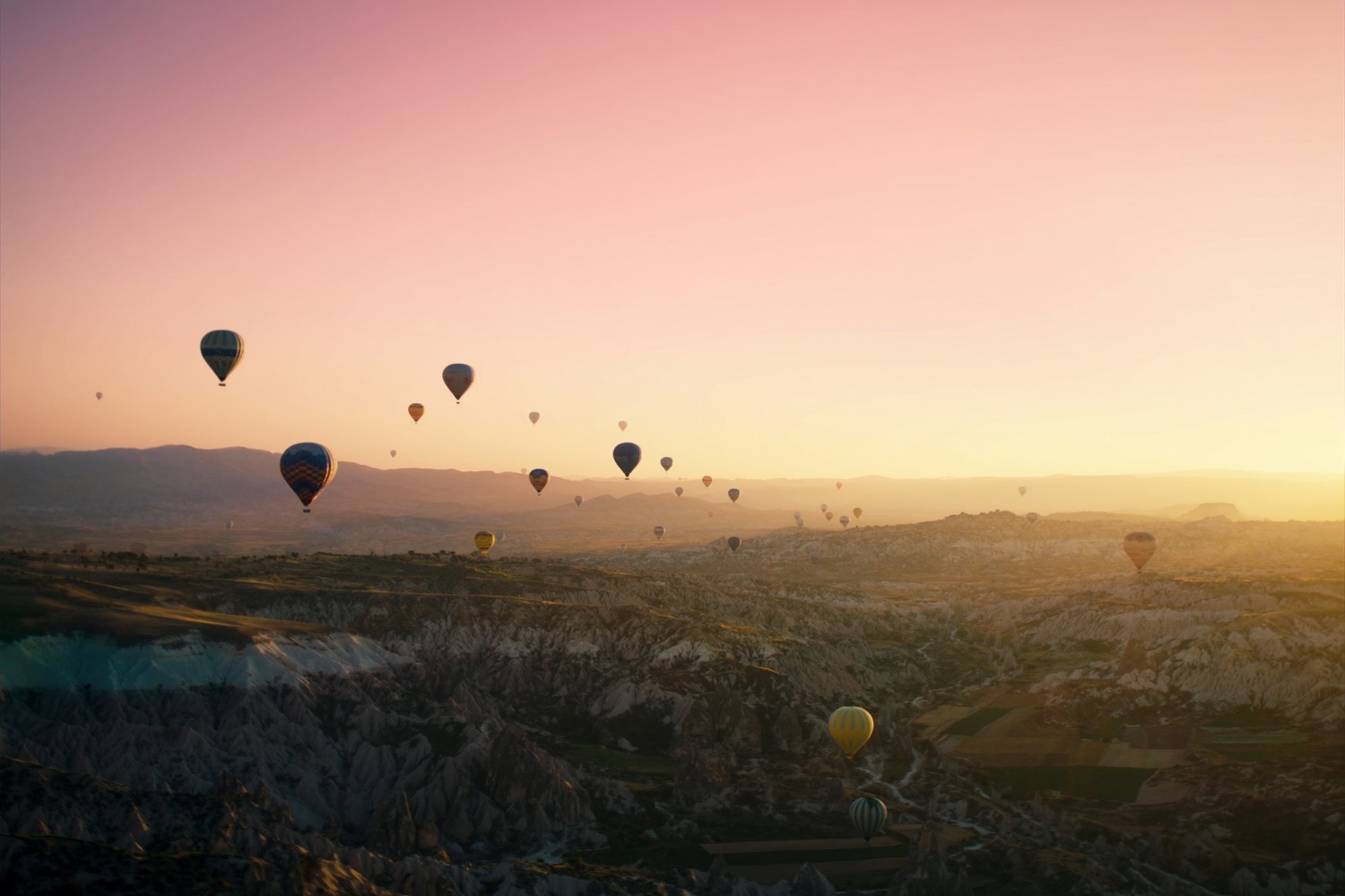 Kapadokya'da peribacaları ve sıcak hava balonları